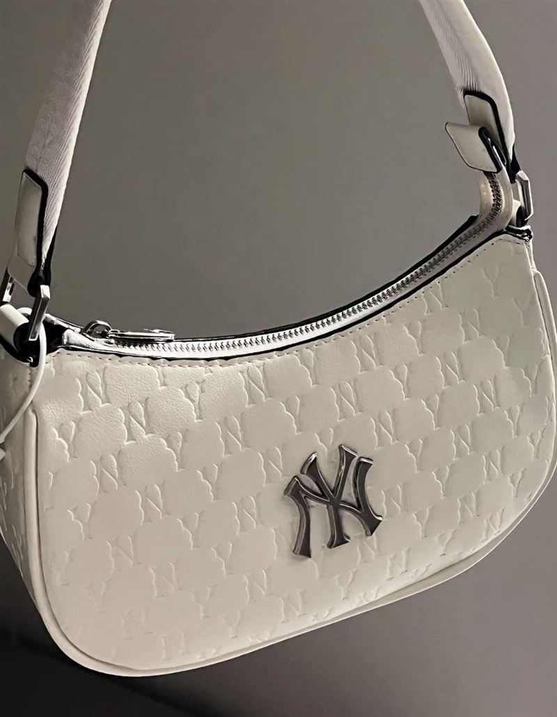 MLB Monogram系列 NY紐約洋基隊(duì)復(fù)古老花滿(mǎn)印字母金屬大Logo腋下包手提單肩包 奶油白